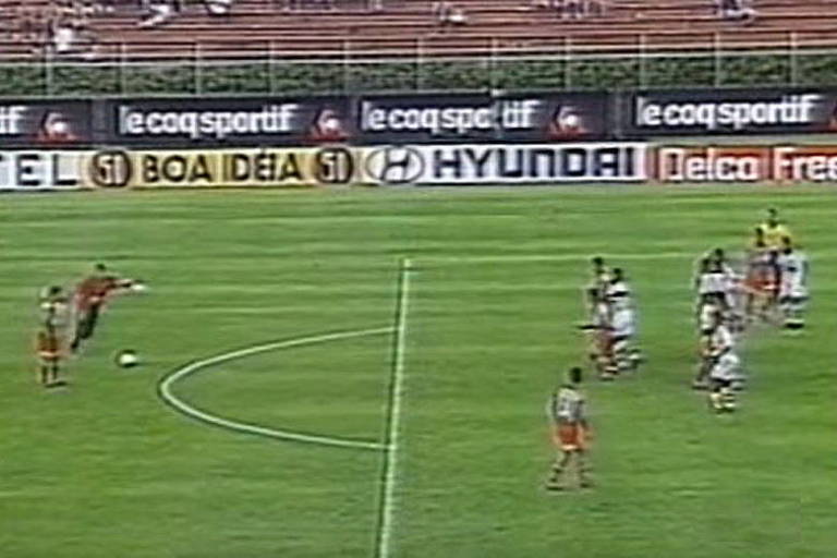 Ceni comemora 25 anos de primeiro gol tentando se provar novamente