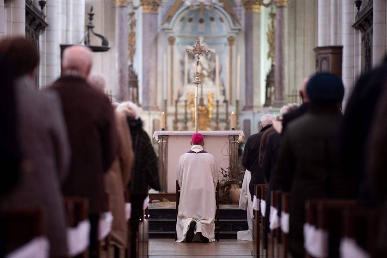 Missa na catedral de Lucon, na França, após um tributo às crianças vítimas de abuso sexual por padres; país instituiu comissão independente para investigar denúncias desse tipo de crime 