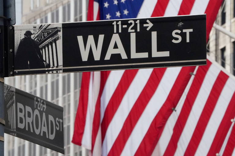 Placa de rua indica a Wall Street, no distrito financeiro de Nova York, nos Estado Unidos