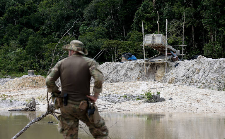 Policiais federais e servidores do Ibama atuam em garimpos ilegais na região do rio Crepori, no município de Jacareacanga, no Pará. A ação é parte da Operação Caribe Amazônico, que ocorre nas proximidades da terra indígena Munduruku
