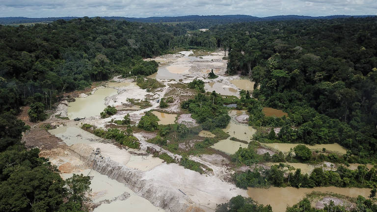 Clareira provocada por garimpo ilegal dentro da floresta amazônica