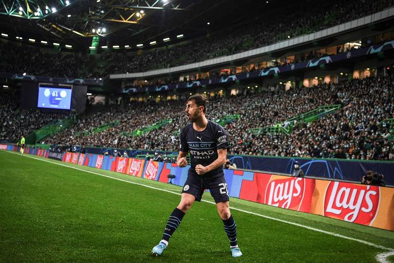 Bernardo Silva comemora gol em partida entre City e Sportin pela Champions