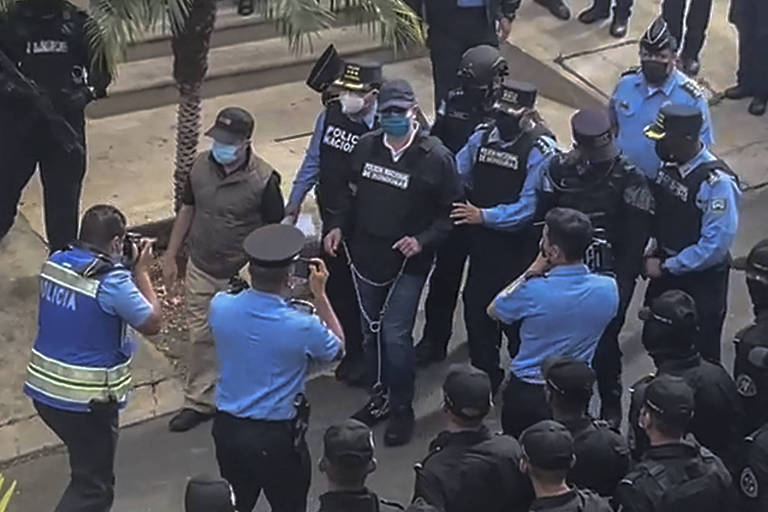 Ex-presidente de Honduras se entrega à polícia após EUA pedir sua extradição