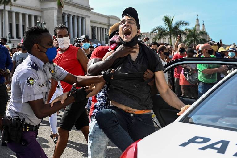 Manifestante é preso em ato contra o regime cubano em Havana, em 11 de julho de 2021
