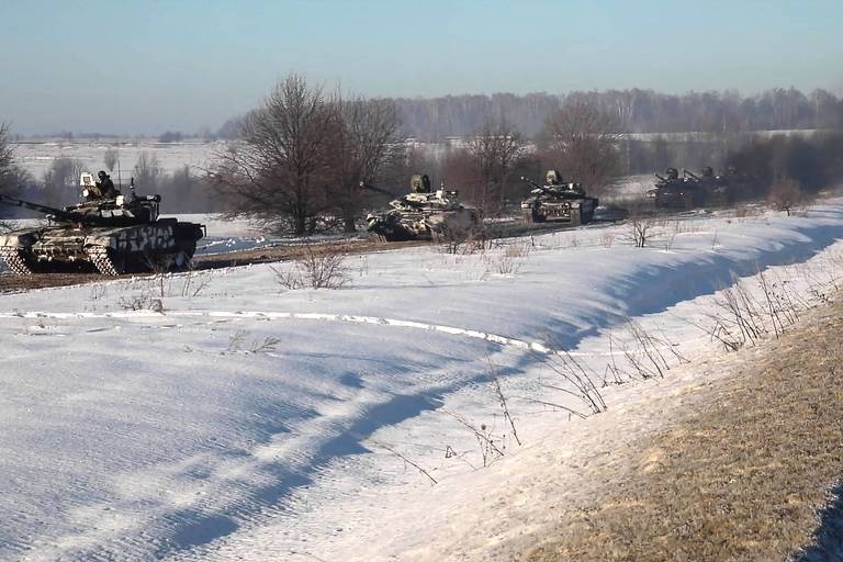 Tanques do Exército da Rússia retornam às bases em região de localização não especificada
