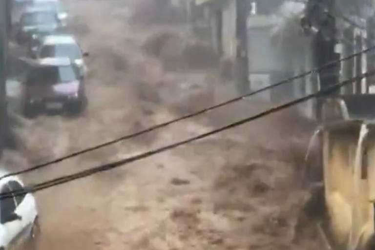 Fortes chuvas causam inundações e mortes em Petrópolis (RJ)