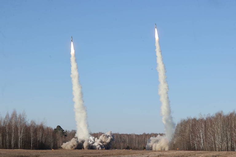 Sistemas Totchka-U russos lançam mísseis durante exercício conjunto da Rússia e de Belarus, na região de Gomel