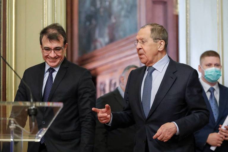 Lavrov conduz Carlos França (esq.) para a entrevista coletiva de ambos após reunião em Moscou