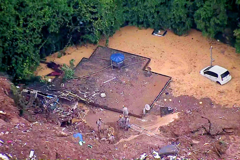 Carros e casas ficaram submersos, muito foram arrastados pela enxurrada