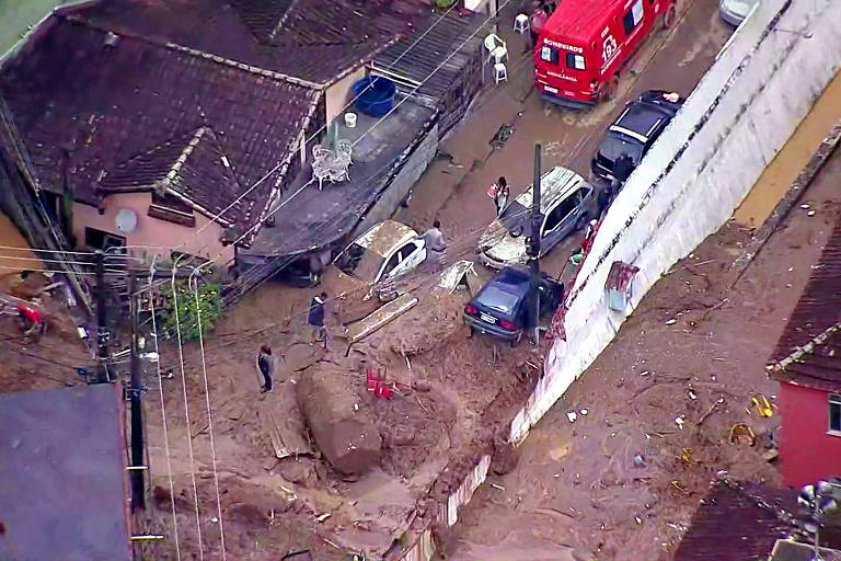 Carros e casas destruídos pela força da água; acumulado pluviométrico foi de 258 milímetros, um valor acima da média esperada para todo o mês, que seria de 238,2 mm