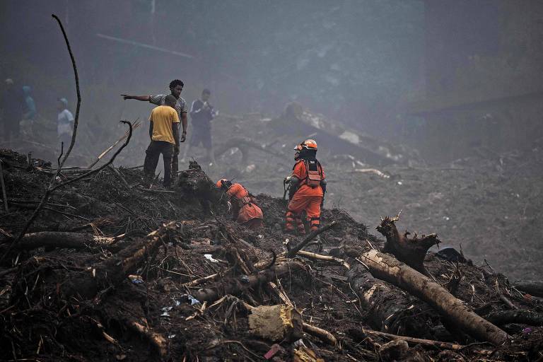 Bombeiros buscam sobreviventes em área de deslizamento em Petrópolis, no Rio de Janeiro