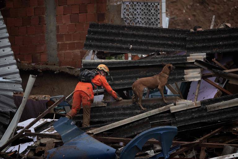 Um forte temporal atingiu Petrópolis, cidade da região serrana do Rio de Janeiro, causando inundações, enxurradas e deslizamentos