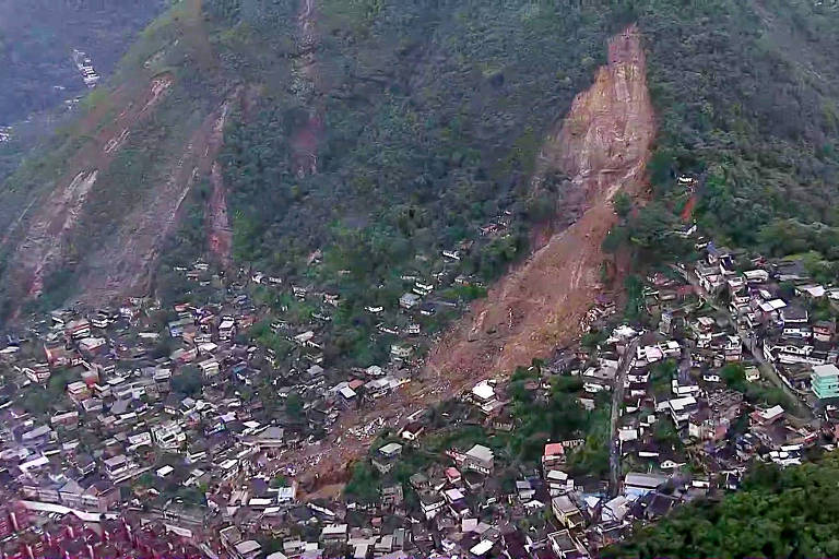 Encostas deslizaram e soterraram casas; muitas cenas de destruição foram registradas por moradores na internet