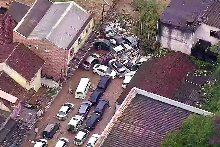 Homem resgata casal que estava prestes a se afogar dentro de carro