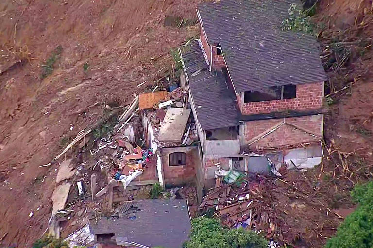 Casas destruídas pelos deslizamentos e pela força da água