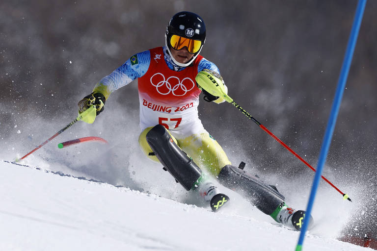 O brasileiro Michel Macedo faz movimento durante sua primeira descida nas Olimpíadas de Inverno