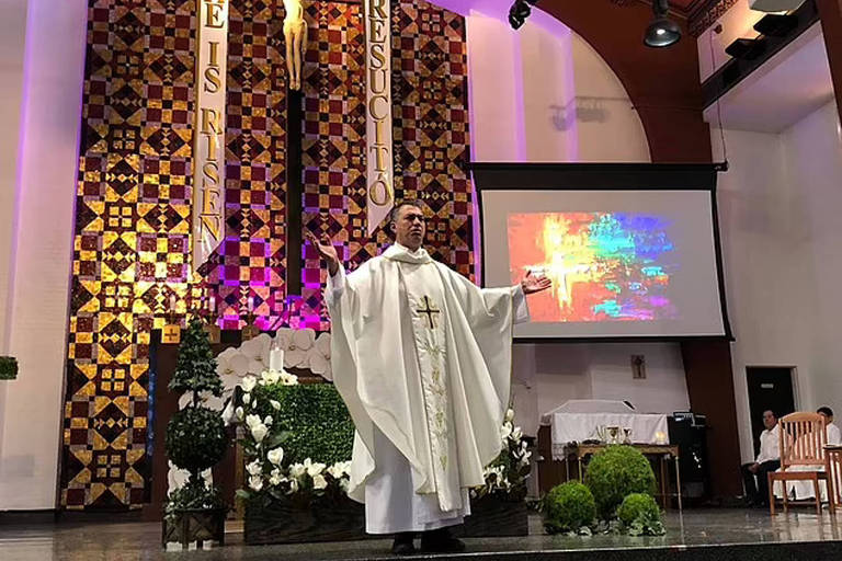 O padre Andres Arango em uma cerimônia de batismo em 2017 em Phoenix, no Arizona