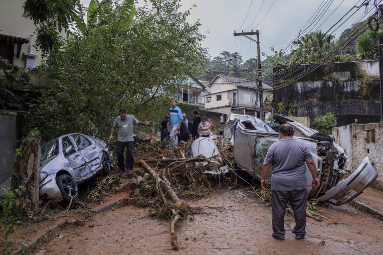 Rua tomada por carros retorcidos e pedaços de árvores em Petrópolis no dia seguinte da tragédia