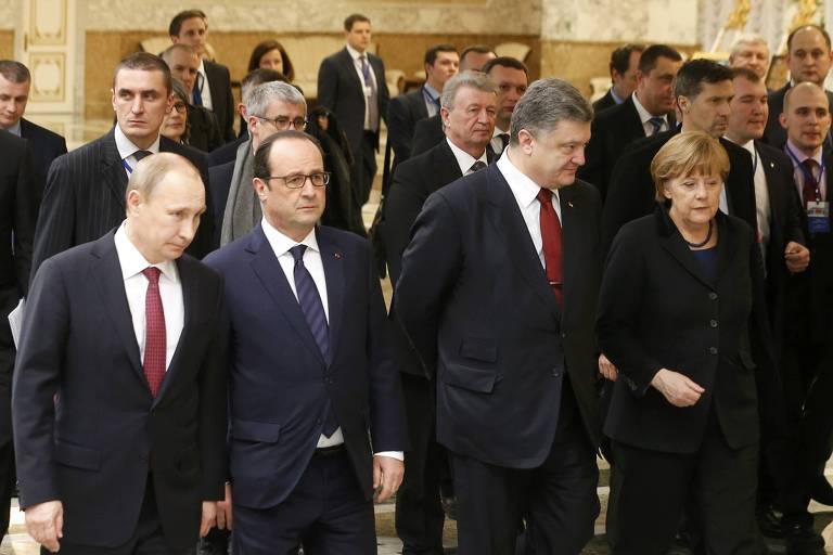 Presidente da Rússia, Vladimir Putin, encontra o então presidente da França, François Hollande, o então presidente da Ucrânia, Petro Poroshenko, e a então chanceler alemã, Angela Merkel, durante as negociações de paz em Minsk
