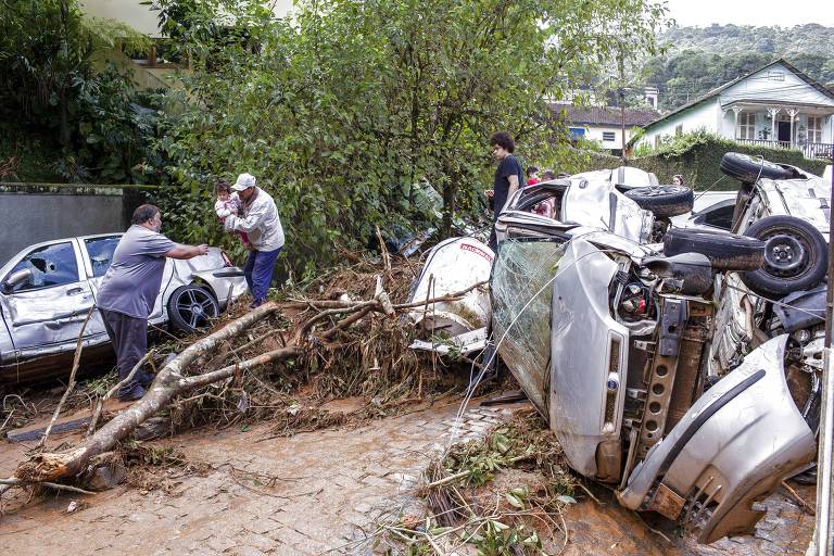 Mais de 90 pessoas morreram, segundo o Corpo de Bombeiros