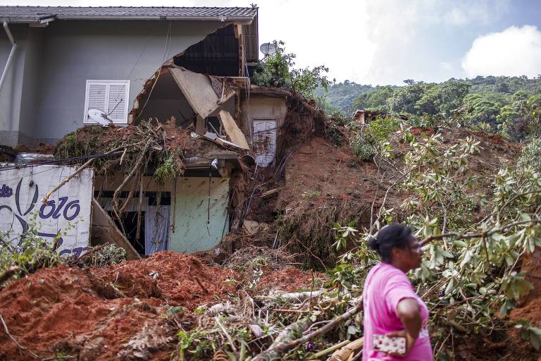 Após o temporal, os moradores encontraram um cenário de guerra nas ruas de Petrópolis