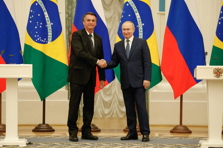 Bolsonaro e Putin se cumprimentam no Kremlin após encontro em Moscou, há duas semanas