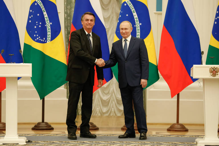 Bolsonaro cumprimenta Putin no Grande Palácio do Kremlin após encontro entre os dois