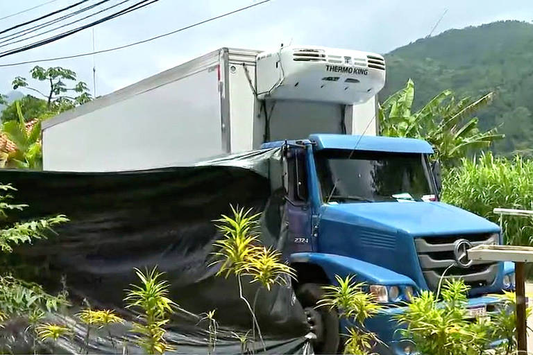 Caminhão frigorífico instalado para armazenar os corpos de vitimas localizados sob escombros em Petrópolis