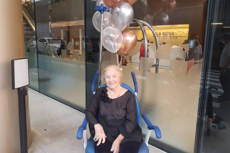 Silvana Adele Brusco está em uma cadeira de rodas com balões