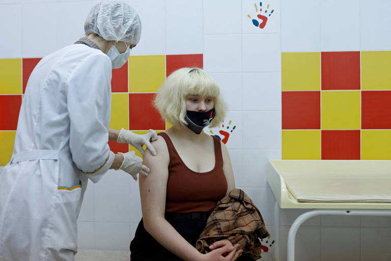 Mulher é vacinada contra a Covid-19 em Nizhny Novgorod, na Rússia