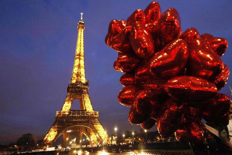 Paris recebe casais com primavera e bons cenários para pedidos especiais