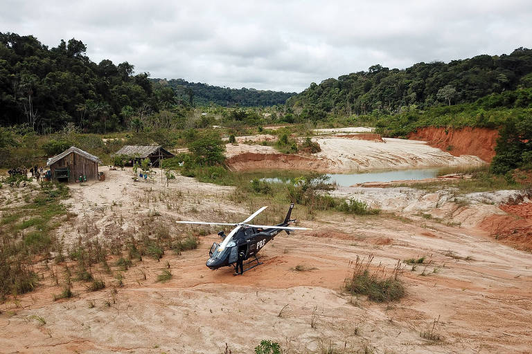 Policiais federais atuam em garimpos ilegais na região do rio Crepori, afluente do rio Tapajós, no Pará; o garimpo ilegal é uma das formas de crime organizado na Amazônia