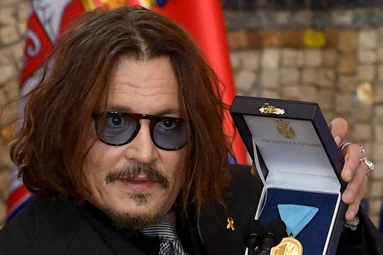 Johnny Depp é homenageado por presidente sérvio após papel de papagaio-do-mar