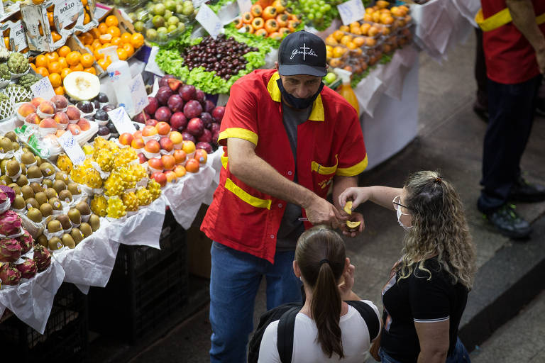 Vendedores continuam a vender frutas sem exibir preços no Mercado Municipal