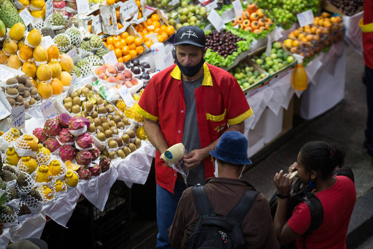 Passo a passo da abordagem dos vendedores de frutas no Mercado Municipal Paulistano 