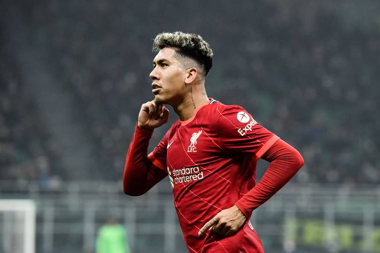 Firmino comemora gol em partida entre Liverpool e Inter de Milão pela Champions