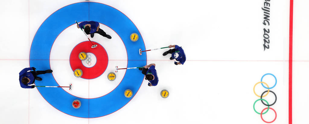 Italianos na pista do Cubo de Gelo em prova do curling nos Jogos de Inverno