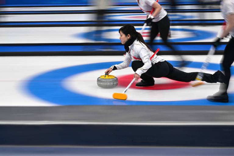 Equipe japonesa de curling competindo durante as Olimpíadas de Pequim-2022 