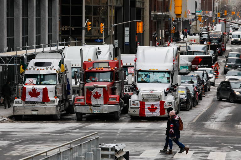 Caminhões nas ruas de Ottawa, capital do Canadá, nesta quarta-feira (16)
