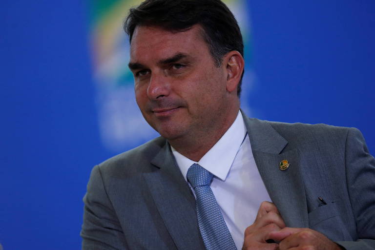 Flávio Bolsonaro tinha funcionária fantasma, disse viúva de ex-PM; ouça