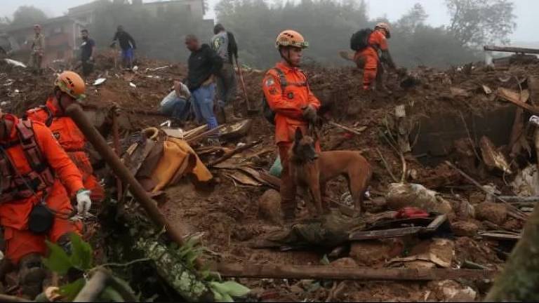 Bombeiros procuram moradores soterrados em deslizamento de Teresópolis 