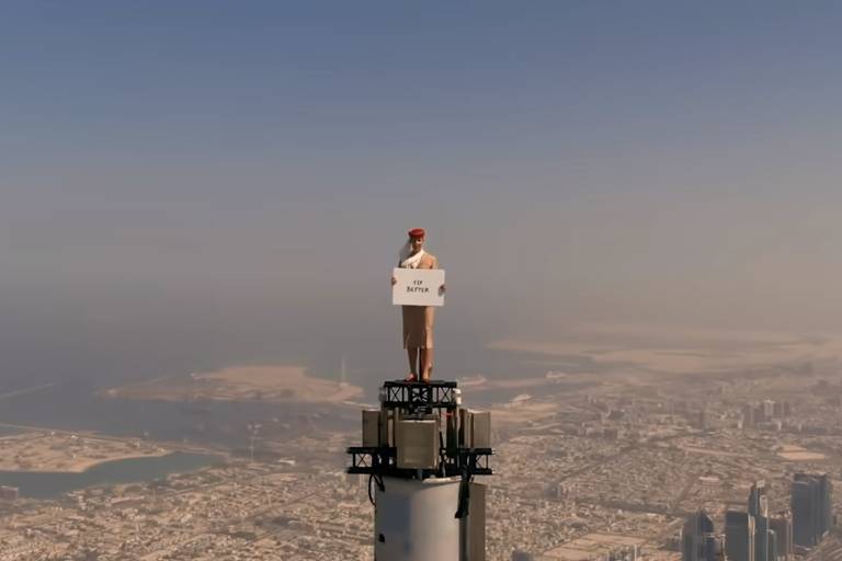 Comissária de bordo da Emirates no topo do Burj Khalifa, a 828m de altura
