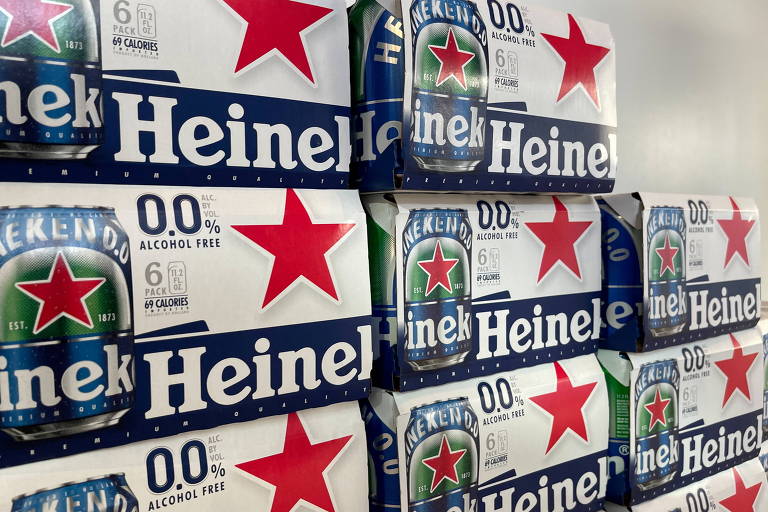 Latas de cerveja da versão zero álcool da Heineken