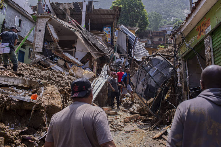 Líder comunitária salva gêmeos soterrados após deslizamento em Petrópolis