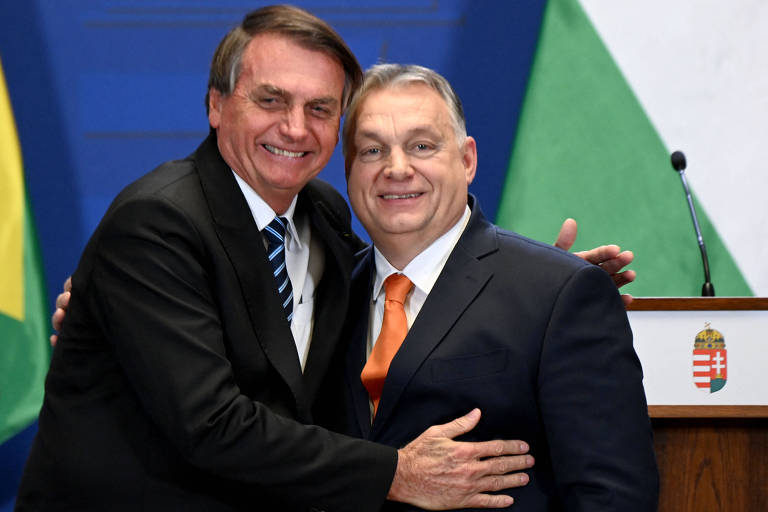 Bolsonaro abraça Orbán após as declarações feitas por ambos depois de encontro em Budapeste