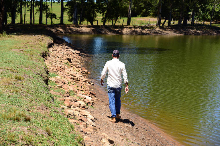 O produtor rural, Amilton Rosa, 56, mostra açude afetado pela estiagem em Espumoso (RS). A falta ou a má distribuição de chuva castiga os produtores rurais