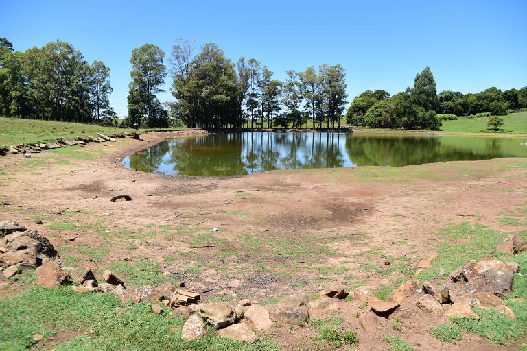 Açude com nível d'água abaixo do normal devido a estiagem; em setembro, o reservatório estava cheio, segundo o produtor Amilton Rosa