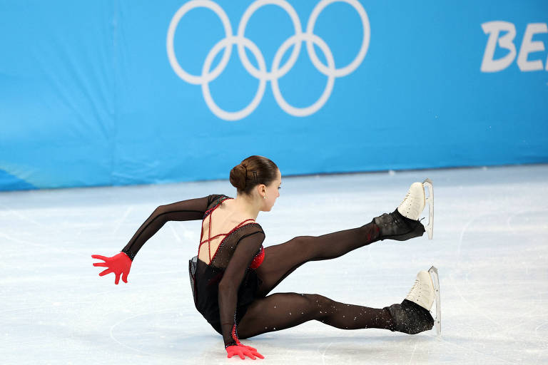 Valieva sofre queda durante a sua apresentação na final da patinação artística