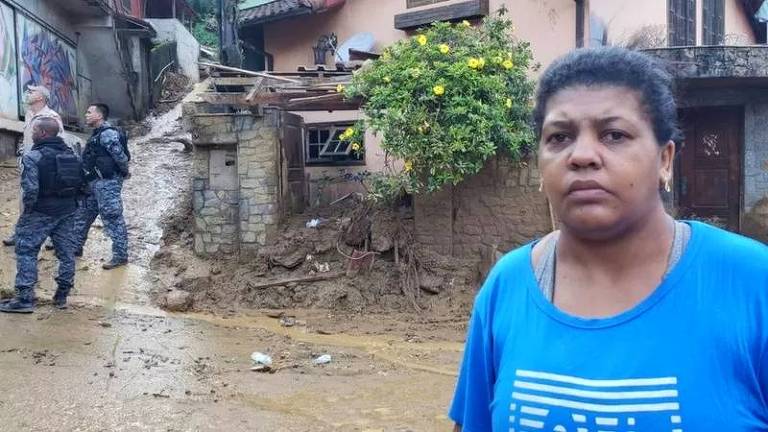 Carina Santiago é uma das desabrigadas após as fortes chuvas que provocaram mais de 100 mortes