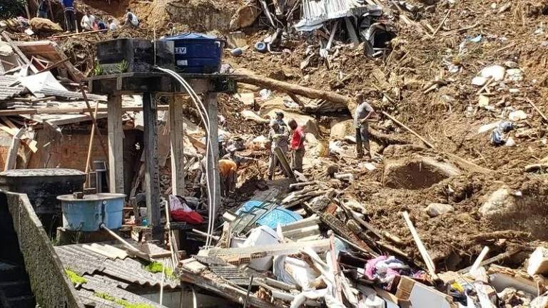 Destroços e lama no Morro da Oficina, uma das comunidades mais atingidas pela forte chuva de terça-feira (15)